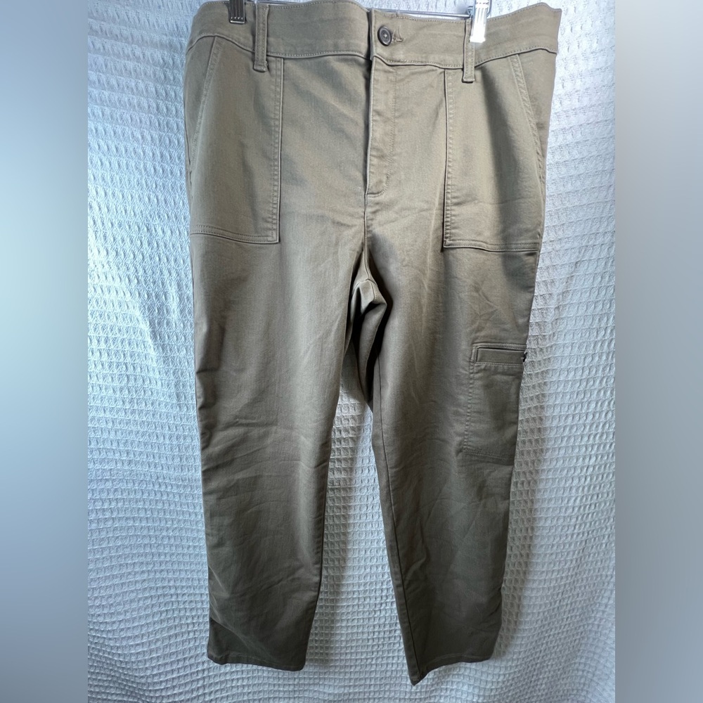 NWT Liz Claiborne 18 Secretly Slimming Cargo Straight Leg Pants